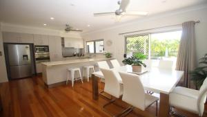 a kitchen and dining room with a table and chairs at Le Belle Aimante, Magnetic Island in Horseshoe Bay