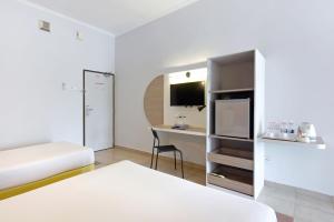 een hotelkamer met een bed en een bureau bij Kings Hotel Melaka in Melaka