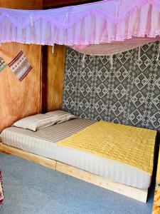 Tempat tidur dalam kamar di Du Già Coffee View Homestay