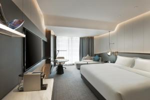TV a/nebo společenská místnost v ubytování Crowne Plaza Wuhan Optics Valley by IHG