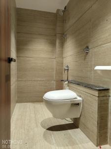 ナンデッドにあるHOTEL 3T WORLDのバスルーム(トイレ、洗面台付)