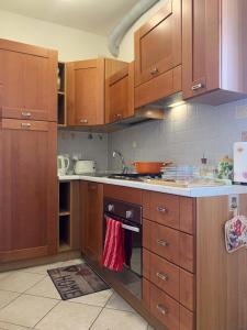 een keuken met houten kasten en een fornuis met oven bij Marechiaro in Rimini