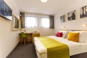 Postel nebo postele na pokoji v ubytování Hotel Compliment + 37 fotografií
