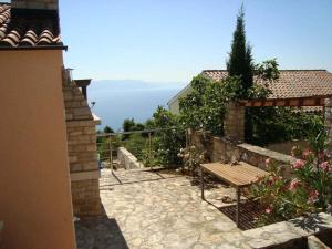 Un patio con mesa y vista al mar. en Vista Fantastico, en Rabac