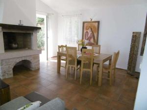 Un comedor con mesa y sillas y chimenea. en Vista Fantastico, en Rabac