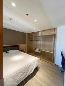 Posteľ alebo postele v izbe v ubytovaní Zhongshan Perth Hotel Apartment - Shiqi Wanxianghui Branch