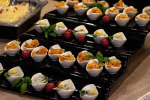 グダニスクにあるHotel Zatokaのテーブルの上のトレイに並べた前菜