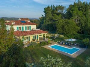 una vista aérea de una casa con piscina en Villa Lara Rovinj, en Rovinjsko Selo