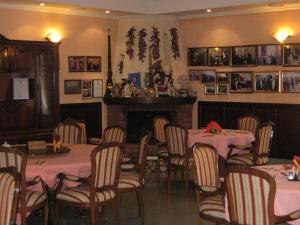 jadalnia ze stołami i krzesłami oraz kominkiem w obiekcie Giuseppe Hotel w Kazaniu