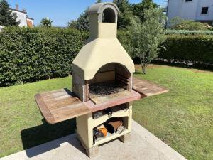 un horno de leña para pizzas sentado en un patio en Villa Lara Rovinj, en Rovinjsko Selo