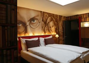Postel nebo postele na pokoji v ubytování Hotel Cinema 8