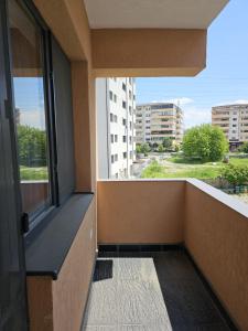拉姆尼庫沃爾恰的住宿－Apartament edy，享有大楼景致的空阳台