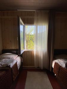 Postel nebo postele na pokoji v ubytování Family Hotel View of Khikhani