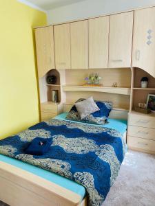 sypialnia z łóżkiem z niebieską kołdrą w obiekcie Apartmán Trutnov-Poříčí w Trutnovie
