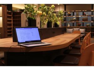 浜松市にあるKAJIMACHI NO YU SPA SOLANI - Vacation STAY 26776vの木製テーブルの上に座ったノートパソコン