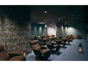 uma sala de espera com um monte de cadeiras reclináveis em KAJIMACHI NO YU SPA SOLANI - Vacation STAY 26776v em Hamamatsu