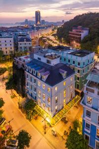 una vista aérea de un edificio en una ciudad por la noche en Passion Hotel HaLong, en Ha Long