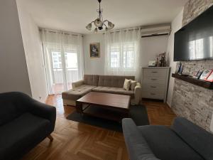 een woonkamer met een bank en een salontafel bij Jovana Apartments in Budva