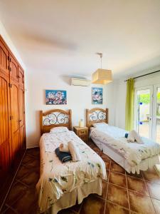 1 Schlafzimmer mit 2 Betten und einem Fenster in der Unterkunft Casa Nobleza in Málaga