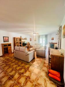 - un salon avec deux canapés et une table dans l'établissement Casa Nobleza, à Malaga