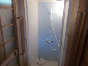 baño con ducha con manguera en la pared en SDGs house without bath & shower room - Vacation STAY 34864v, en Yufu