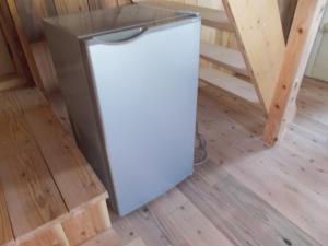 einem kleinen Kühlschrank auf dem Boden eines Zimmers in der Unterkunft SDGs house without bath & shower room - Vacation STAY 34864v in Yufu