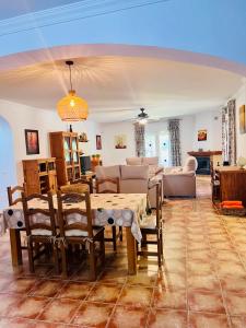una sala da pranzo e un soggiorno con tavolo e sedie. di Casa Nobleza a Málaga