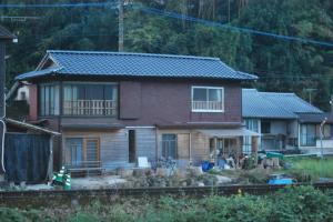 una casa sentada a un lado de una montaña en SDGs house without bath & shower room - Vacation STAY 34864v, en Yufu