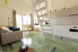 uma sala de estar com uma escada e uma cozinha em RaíZes 22 - Apartamento 5 em Puebla de Don Fadrique