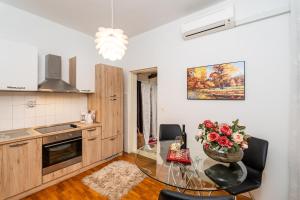 Kuchyň nebo kuchyňský kout v ubytování Apartmani Kadena