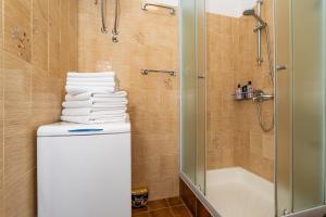 杜布羅夫尼克的住宿－Apartmani Kadena，带淋浴、卫生间和毛巾的浴室
