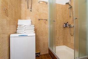 Koupelna v ubytování Apartmani Kadena + 37 fotografií