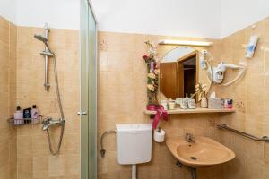 杜布羅夫尼克的住宿－Apartmani Kadena，带淋浴和盥洗盆的浴室