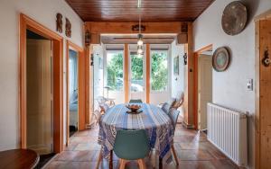 a dining room with a table and chairs at Biscarrosse plage, à 450 m de l'Océan in Biscarrosse-Plage