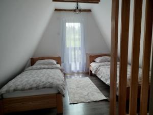 um quarto com 2 camas e uma janela em Zlatar Eyes em Nova Varos
