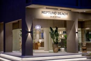 una señal de bienvenida para una tienda de playa de reptino en Neptuno Beach Hotel, en Amoudara Herakliou