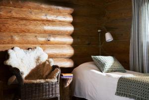 a bedroom with a bed and a wooden wall at Hawkhill Resort in Tervalampi