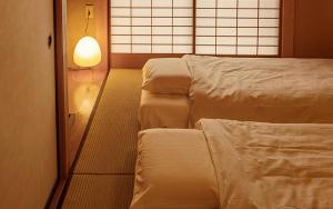 Postel nebo postele na pokoji v ubytování ZEN&BED Bogetsu-An + 27 fotografií