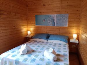 una camera da letto con un letto e asciugamani di Summer Paradise a Capitello (Ispani)