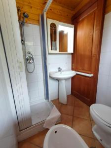 bagno con doccia, lavandino e servizi igienici di Summer Paradise a Capitello (Ispani)