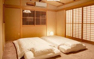 - une chambre avec 2 lits blancs dans l'établissement ZEN&BED Bogetsu-An, à Koshu