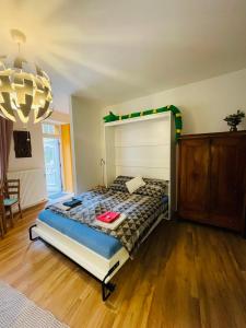 Un pat sau paturi într-o cameră la Apartmán U Splavu