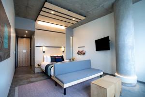 una camera con letto, tavolo e TV di The Source Hotel a Denver