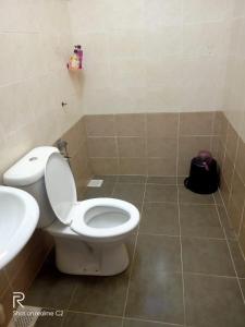 Un baño de HawaHumaira Homestay 5 fotos más