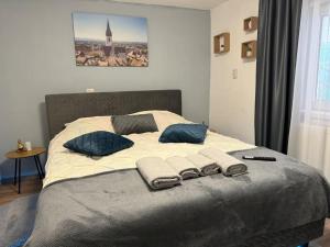 Un dormitorio con una cama con toallas. en FLH - Transylvania home, en Sibiu