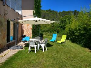 Zahrada ubytování Dans le Var bas de villa plain- pied sur grand jardin avec entrée séparée