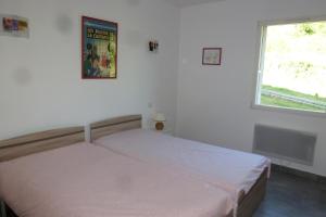 Postel nebo postele na pokoji v ubytování Dans le Var bas de villa plain- pied sur grand jardin avec entrée séparée