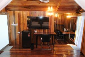 TV a/nebo společenská místnost v ubytování Woodcookies Guesthouse