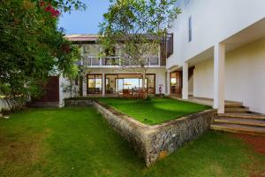 an exterior view of a house with a yard at Villa Tanderra in Tangalle