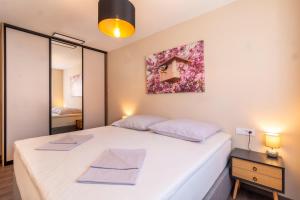 Postel nebo postele na pokoji v ubytování Apartmani Nela + 51 fotografií